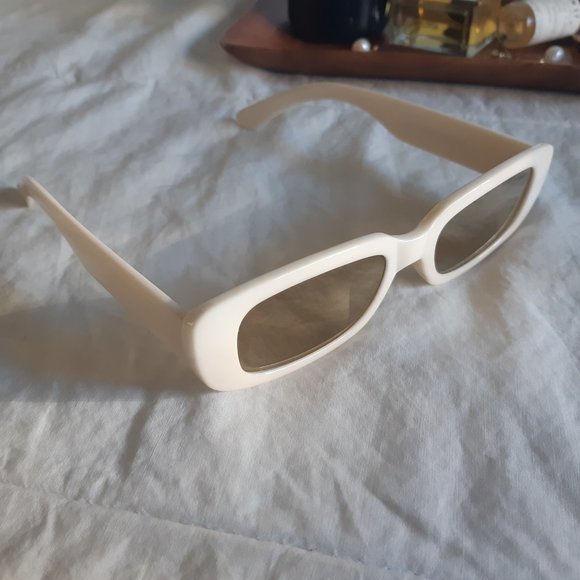 FREE with purchase - AEO White Sunglasses - Picture 2 of 3